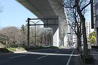 換気施設が計画された米国領事館跡（現在の愛知県図書館）付近（画像左）と大津橋交差点から久屋交差点にかけての地下鉄名城線との交差部（画像右）。仮に高速道路を地下、半地下式とした場合、換気所の建設と維持費用に加え、久屋大通との交差点付近を盛り土する必要が生じ、工期の長期化に加え工費が跳ね上がるとされた。