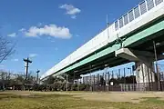 港北公園(東園)内を通過。橋脚を含めた手前側は元は中川運河の港北支線だった。