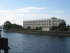 対岸より望む東築地小学校