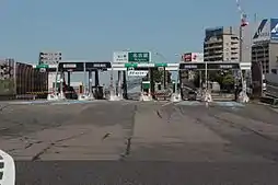 名二環入口料金所。東名出口後方に名二環料金所を配置している。