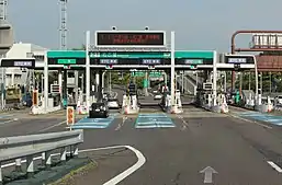 画像左が一般道・名二環から東名への入口、同右が東名から一般道への出口。