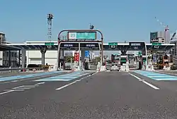 画像左が一般道・名二環から東名への入口、同右が東名から一般道への出口。