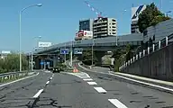 東名出口直後の愛知県道60号への連絡道路。右へ分岐すると名二環本郷ICの出口と合流する。