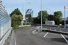 名古屋IC料金所域内に設置された遮音壁は東名阪自動車道（当時）のシンボルカラーの青で塗装