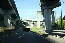 一般道(名古屋市内方面)から東名入口への導入路は地下ボックスを通行する。名二環乗り入れに際し二層構造から画像に見る四層構造に改築された。料金所も中央を環状2号の通過レーンに改築。