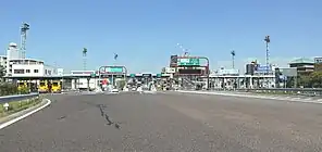 一般道(名古屋市内方面)から東名入口への導入路は地下ボックスを通行する。名二環乗り入れに際し二層構造から画像に見る四層構造に改築された。料金所も中央を環状2号の通過レーンに改築。