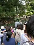 来場者と歓談する前田利家（初代）（2011年（平成23年）8月）