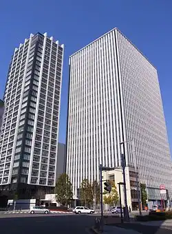 名古屋プライムセントラルタワー（画像右・2011年2月）