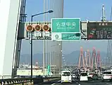 左から最低速度、大型貨物と牽引車両の最高速度、大型貨物と牽引以外の車両の最高速度の規制標識