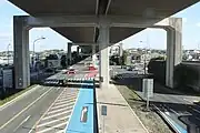南部Iの一般部は全区間に渡って直上に専用部(伊勢湾岸自動車道)を配置(東海市名和町)