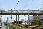 名鉄津島線との交差区間。高架切り替え時に仮線を設置するスペースが取ってある。