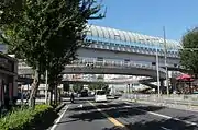 県道側から見る歩道橋。斜め交差していることが判る。