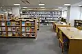 雑誌の書架と閲覧席