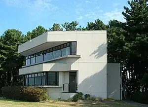 稲永公園の名古屋市野鳥観察館(館内に設置されたフィールドスコープなどを利用して干潟の野鳥観察ができる)