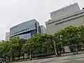 エンゼルパークより南館(左手)と本館を望む。