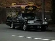 姫路の宮型霊柩車雨天のため側面にビニールカバーをかけている