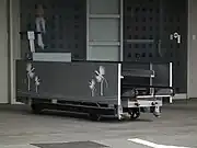 しらさぎの絵が描かれた電動棺台車