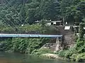 対岸から見た駅全景。手前に見える橋は南桑橋