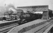 大正時代の中泉駅。1915年設置の跨線橋が見える。