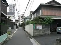 「紫川橋に近いその通りの南側が今の地名で中島一丁目の11番地となっている」「低地には小さな家が密集していた。その裏の板壁の小屋が私たちの家であった」