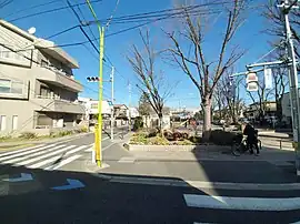 用賀中町通りから北東方向を見る。画面中央から右は玉川中町公園。