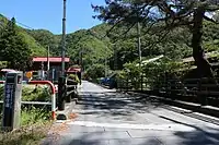 中道往還精進地区。正面は女坂峠。この先の左側に精進の大スギがある。