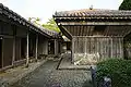 主屋（左）と高倉（右）（西から見る）