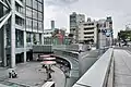 地下1階の吹き抜け。東京メトロの駅と直結している（手前が南）