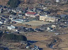 笠置山から望む恵那市立中野方小学校、沿線の岐阜県道408号中野方苗木線、手前に中野方川（2017年12月21日撮影）