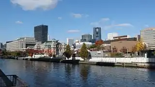 中之島公園の川の畔