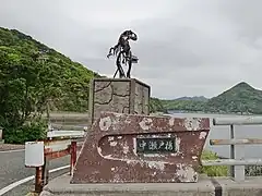 中瀬戸橋と恐竜の骨格像