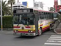 （中津観光バス）NH566 / 大分22か1654中津観光バスのカラーは写真のように大分交通のカラーの赤色部分の一部を黄色にしたものであった。大交北部バスとなってからもこの色のまま残っている車両がある。