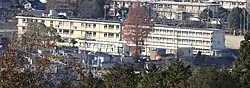 苗木城址の天守展望台から望む中津川市立苗木小学校、奥に隣接する苗木中学校（2018年11月27日撮影）