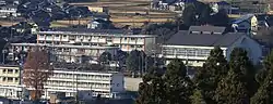 苗木城址の天守展望台から望む中津川市立苗木中学校、手前に隣接する苗木小学校(2018年11月27日撮影)