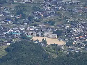 恵那山から望む中津川市立落合小学校(2017年6月3日撮影)