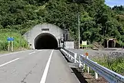 中山トンネルと、右側に中山隧道(長岡口)