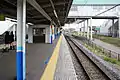 駅ホームより清水公園方面を望む。出発信号機・出発反応標識が下り方へ向いているのが見える。上り本線1番線からも柏・船橋方面へ出発可能である。(2013年4月12日)