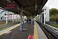 駅ホームより川間方面を望む。出発反応標識が上り方へ向いているのが見える。下り本線2番線からも大宮方面へ出発可能である。(2013年4月12日)