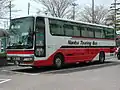 貸切バス用旧塗色。高速用をアレンジしたものである。 八戸ラピアバスターミナルにて。
