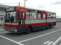 非冷房の旧塗色車両。2009年9月現在は三戸営業所に1台在籍するのみ。 三戸駅にて。