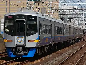 12000系（手前4両）・8000系（奥4両）による特急「サザン」（今宮戎駅）