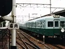 本線用普通板。普通でも関西私鉄で丸板を使っていたのは南海だけ。車両は7000系。