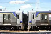 側面比較（左：2次車 右：1次車）