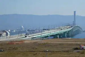 関西国際空港連絡橋を渡る50000系特急「ラピート」(りんくうタウン - 関西空港間)