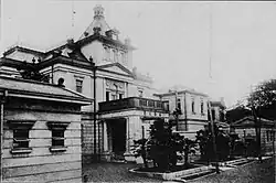 紀州徳川侯爵家の私設図書館南葵文庫だった洋館。明治32年に徳川頼倫侯爵が東京麻布飯倉の邸宅内に建設した。大正13年に蔵書の大半を東大図書館に寄贈して文庫は閉鎖されたが、建物自体は東大図書館分館として使われたのを経て、その一部が静岡県熱海市に移築されてホテル「ヴィラ・デル・ソル」となって現存。