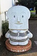 しょくぱんまん像。やなせたかしロードに設置されている石像の一つ。