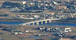 養老山地から望む岐阜県羽島市と海津市にまたがる長良川に架かる岐阜県道1号岐阜南濃線の南濃大橋(2017年(平成29年)11月21日撮影)