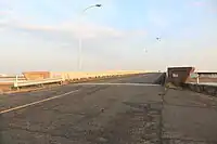 片側1車線の車道と上流側に歩道がある