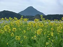 池田湖と開聞岳