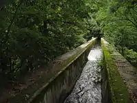 水路閣の上